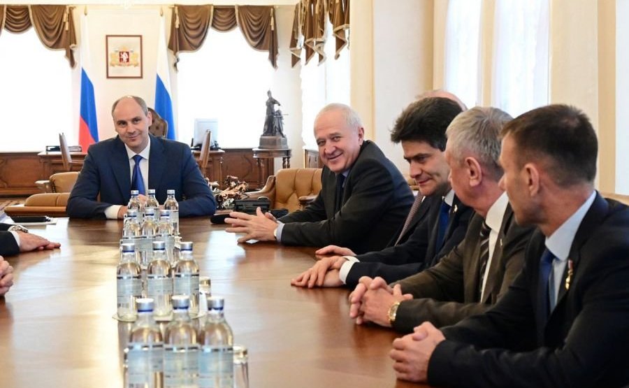 Встреча председателя Комитета Совета Федерации по обороне и безопасности Владимира Булавина с врио губернатора Свердловской области Денисом Паслером