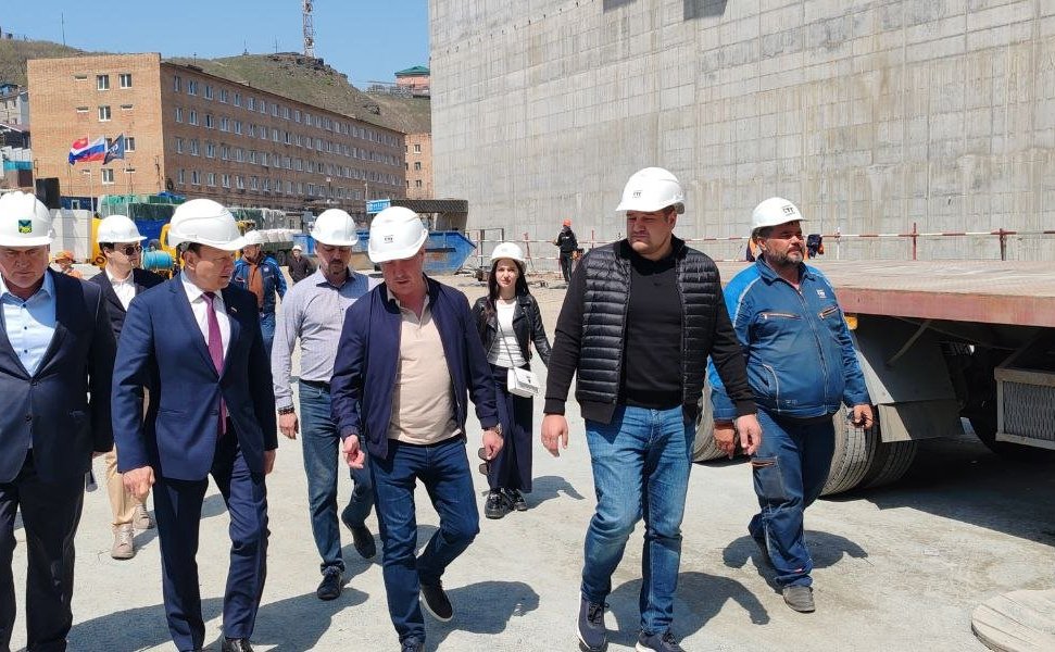 Александр Ролик вместе с заместителем председателя правительства Приморского края Виталием Блоцким проинспектировал строительство крупного культурного объекта – Музейного и театрально-образовательного комплекса
