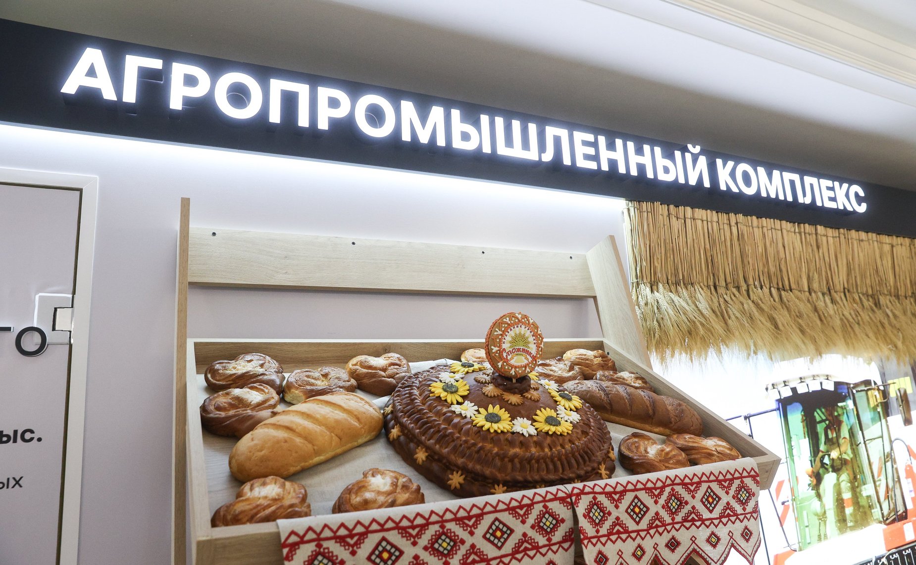 Валентина Матвиенко и Павел Малков осмотрели выставку, посвященную истории и перспективам развития Рязанской области