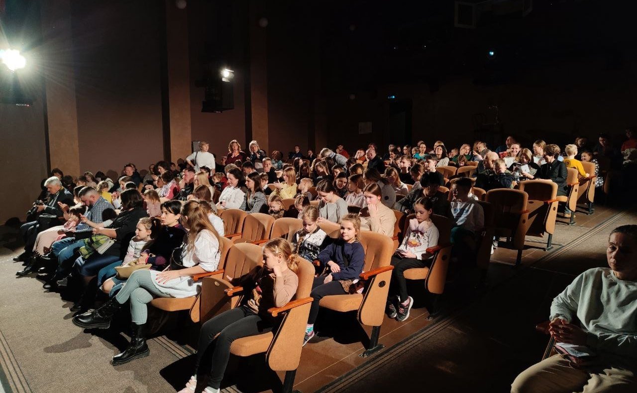 Екатерина Алтабаева посетила спектакль Севастопольского театра юного зрителя «Каштанка» и поздравила коллектив театра с 35-летним юбилеем