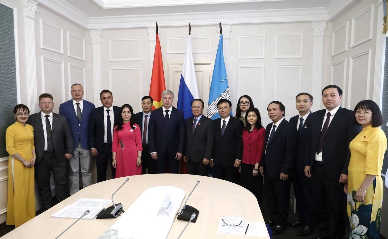 Айрат Гибатдинов совместно с губернатором региона Алексеем Русских провёл встречу с официальной делегацией провинции Нгеан Социалистической Республики Вьетнам