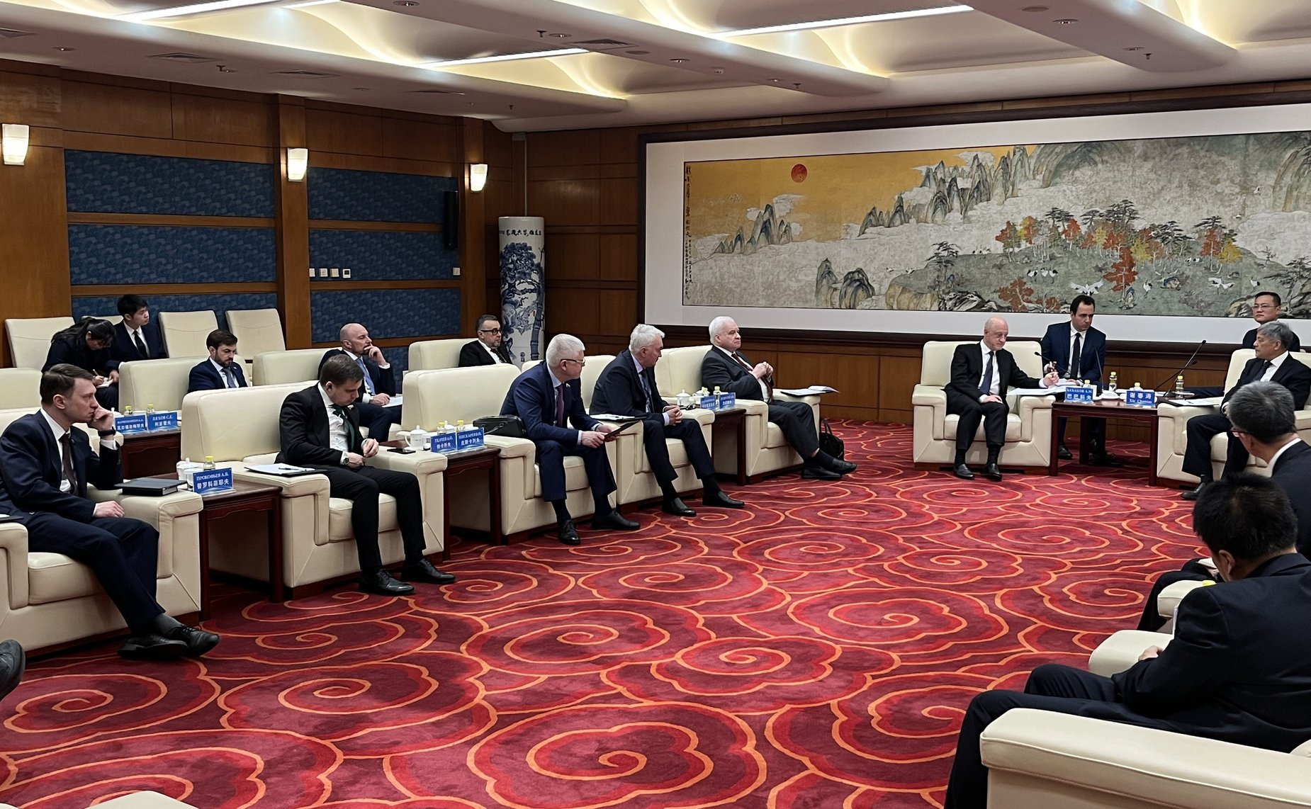 В рамках визита в КНР сенатор Андрей Денисов принял участие во встречах с китайскими специалистами в области образования, подготовки партийных кадров, политологами