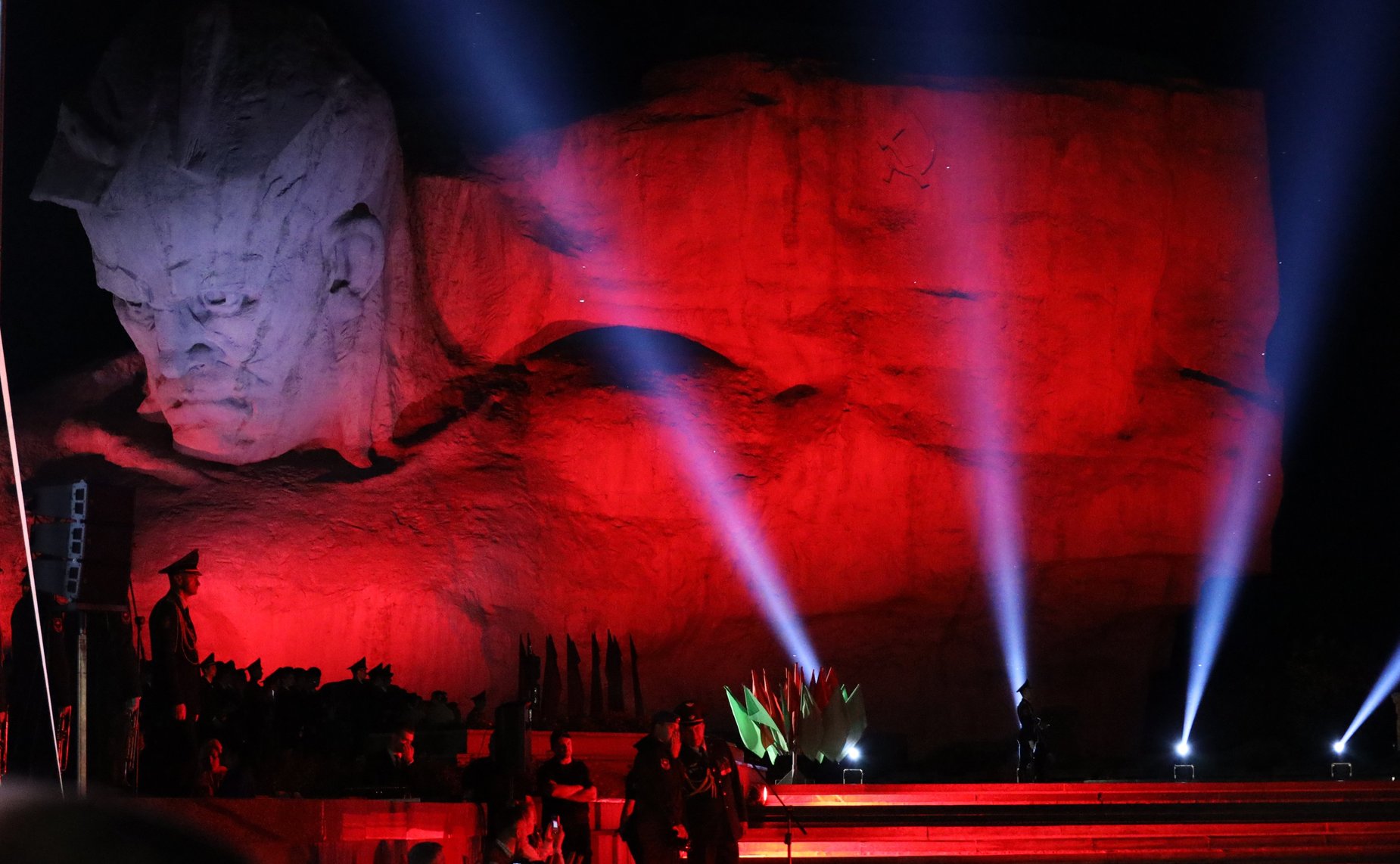 В память о событиях Великой Отечественной войны в ночь на 22 июня прошел митинг-реквием, в котором участвовали как школьники, прибывшие на «Поезде Памяти»