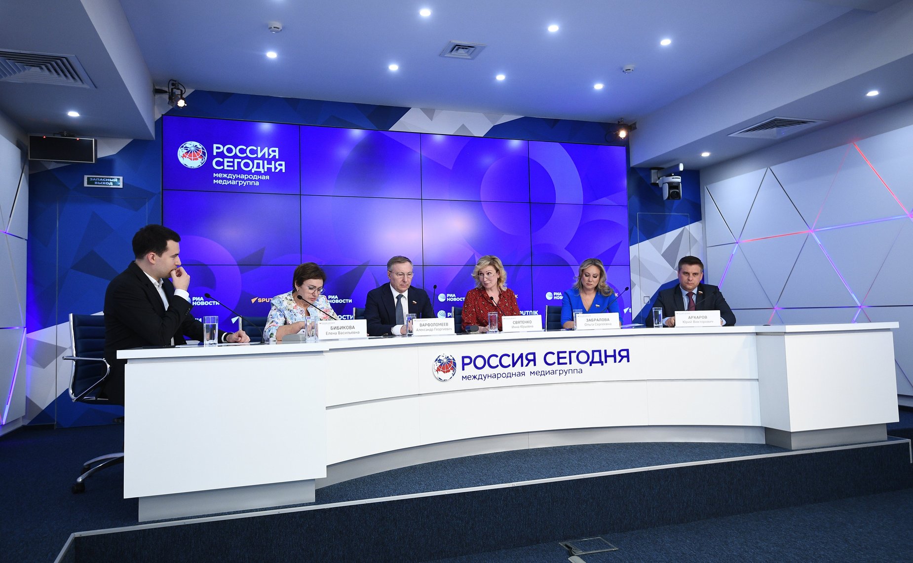 Пресс-конференцию по итогам работы Комитета СФ в ходе весенней парламентской сессии