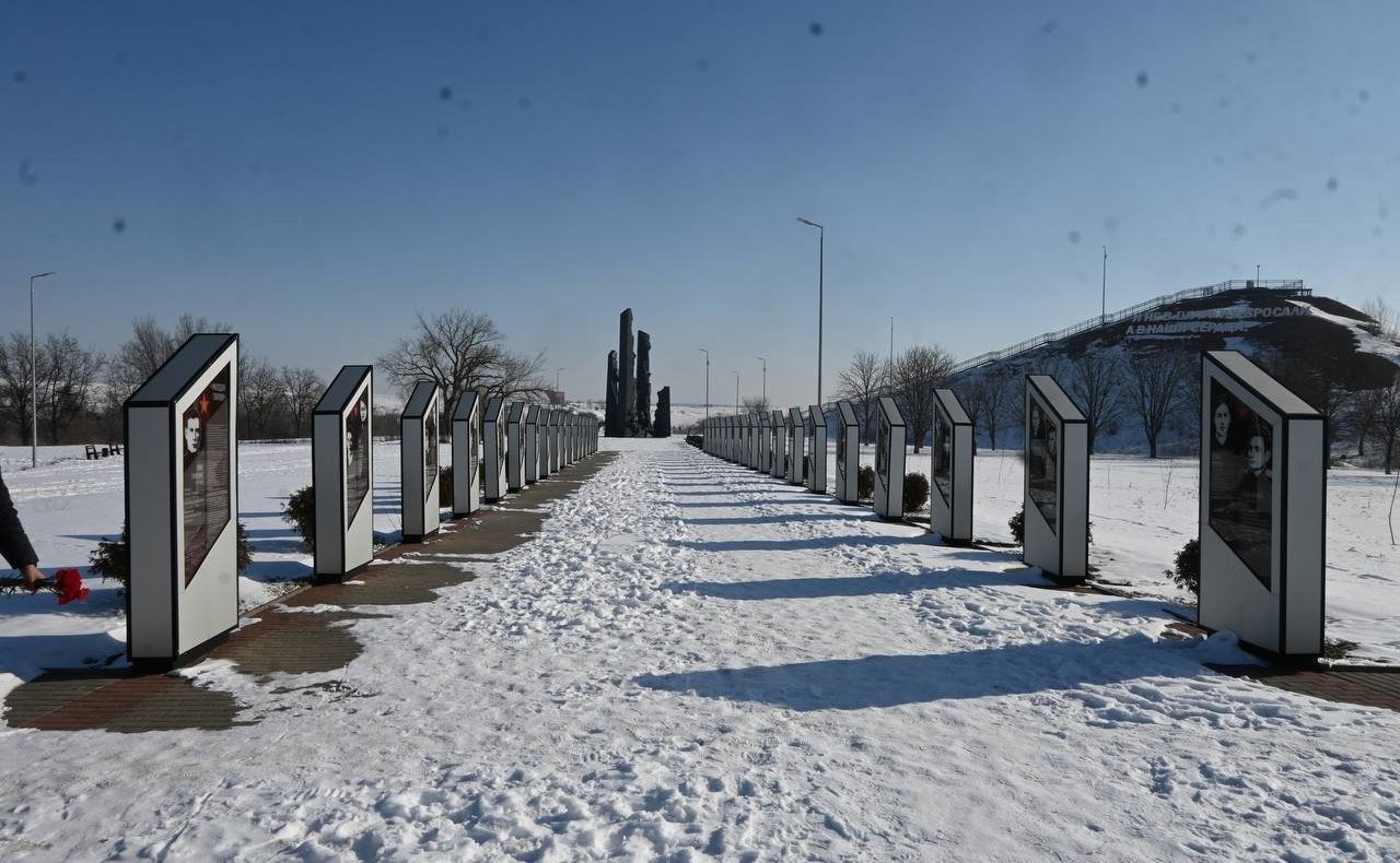 Айрат Гибатдинов возложил цветы к мемориалу «Непокорённые» в городе Краснодон Луганской Народной Республики