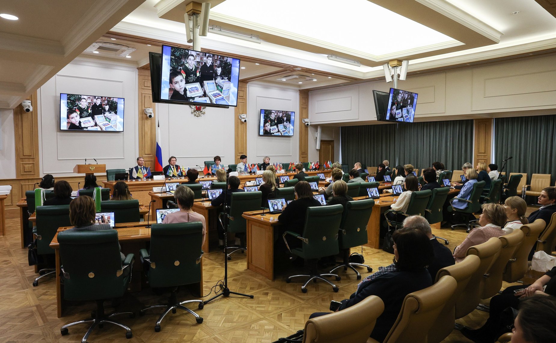 В Совете Федерации наградили лидеров ХII Всероссийской акции «Добровольцы – детям»