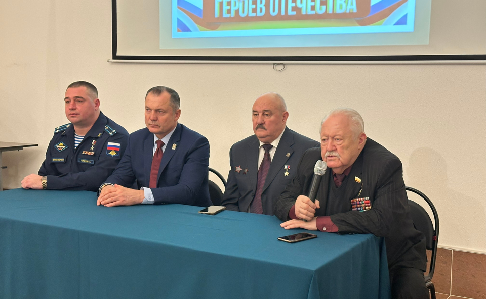 Игорь Мурог организовал встречу учащихся рязанских школ с Героями Советского Союза и России ко Дню Героев Отечества