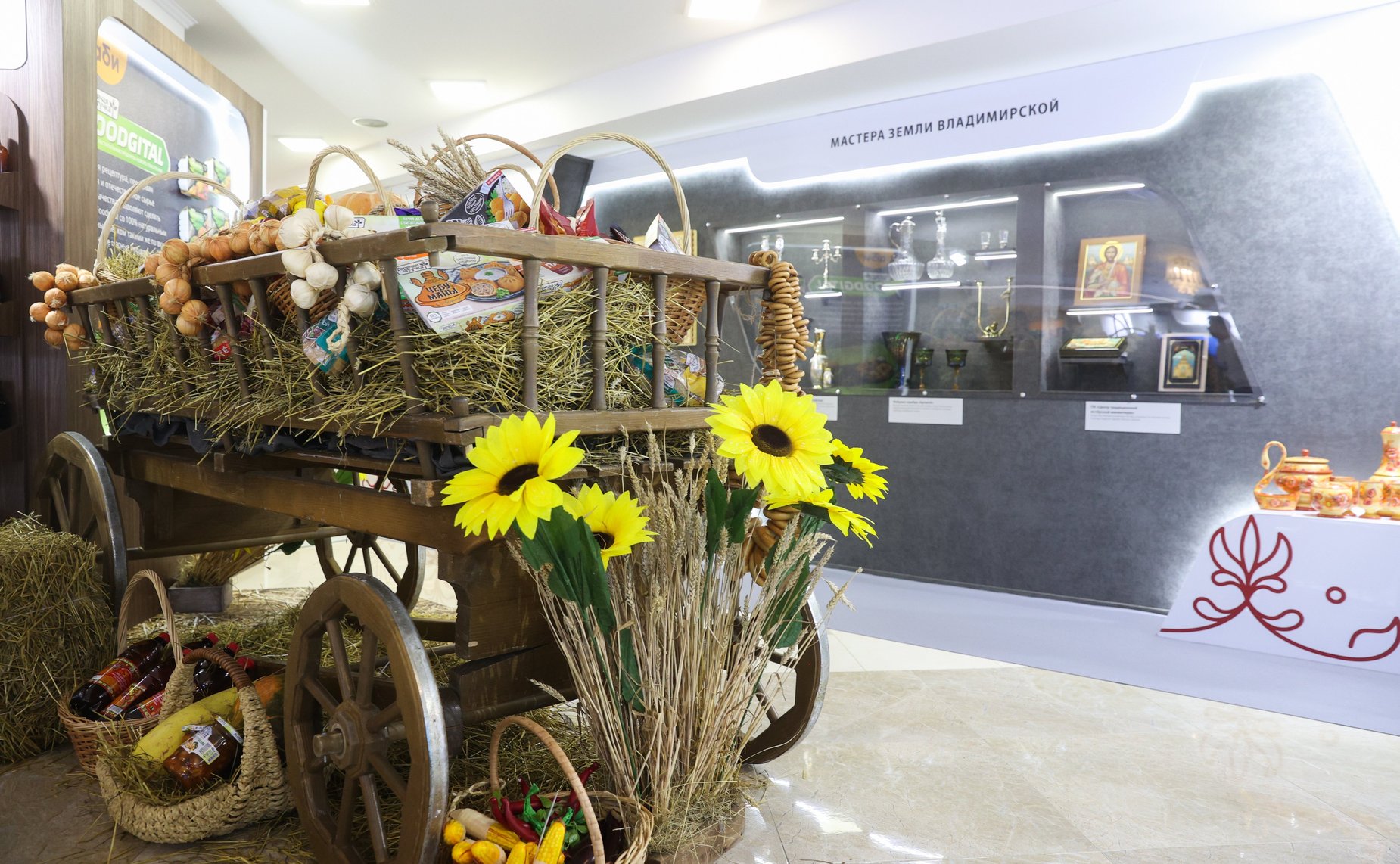 Валентина Матвиенко и Александр Авдеев посетили выставку, посвященную истории и культуре Владимирской области и основным направлениям развития региона