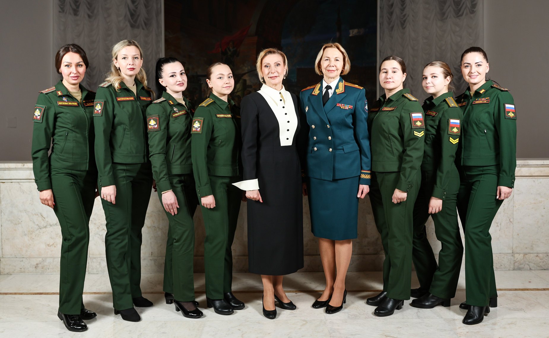 Заместитель Председателя Совета Федерации Инна Святенко приняла участие в церемонии награждения поисковиков, добровольцев и волонтеров, состоявшейся в Центральном академическом театре Российской Армии