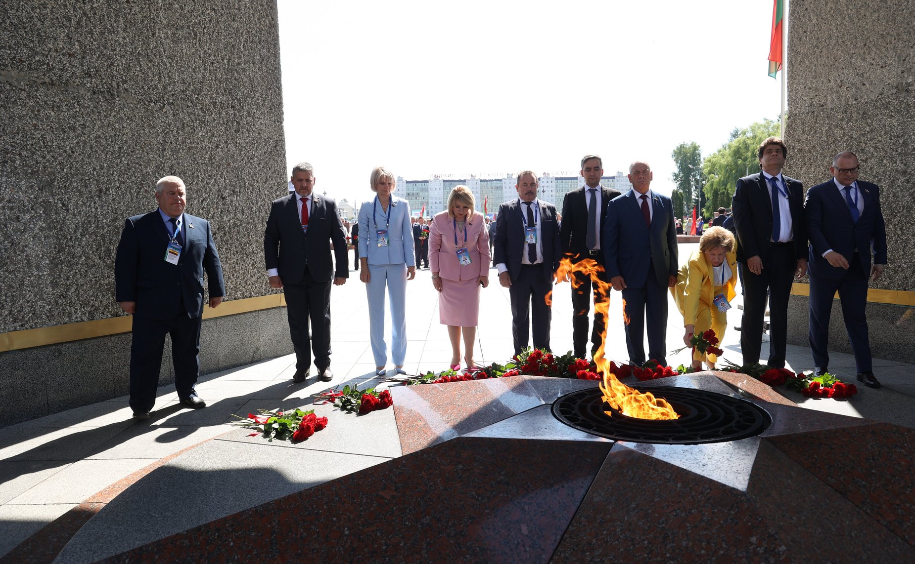 Торжественная церемония возложения цветов членами официальных делегаций Совета Республики и Совета Федерации к Вечному огню у монумента «Три штыка»
