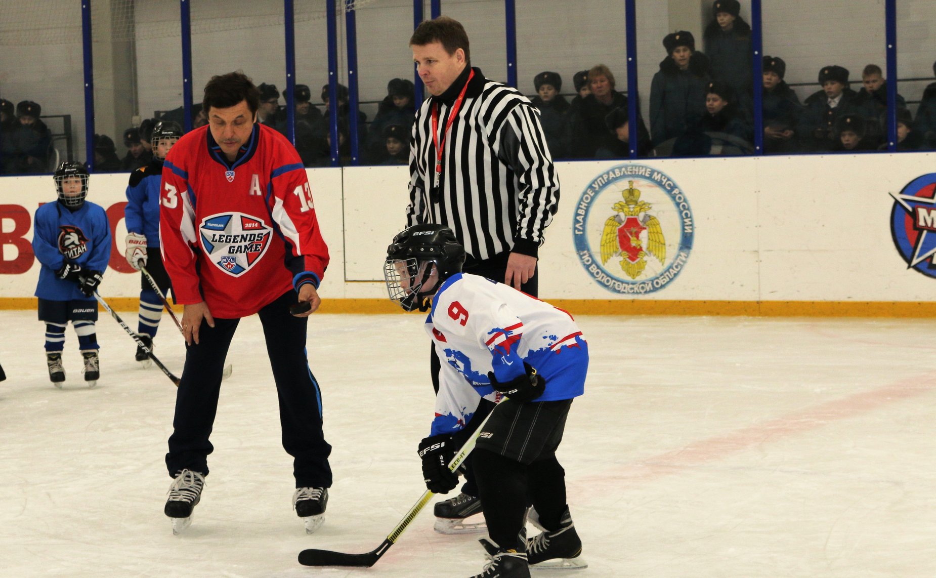 Ю. Воробьев и президент Федерации хоккея Московской области В. Каменский посетили Арктический спасательный центр «Вытегра»