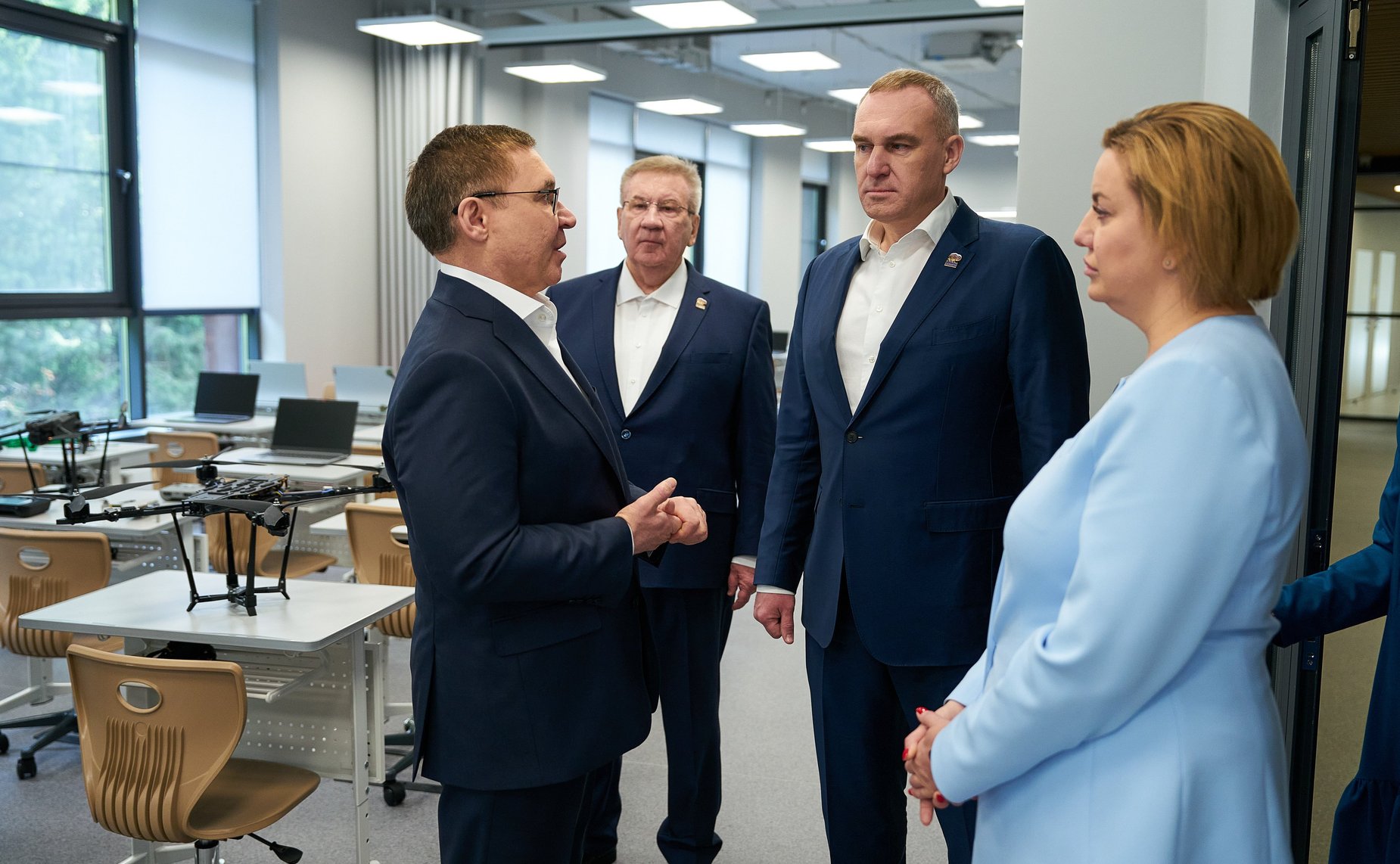 Первый заместитель Председателя СФ Владимир Якушев посетил новый корпус Югорского физико-математического IT-лицея в столице ХМАО Югре