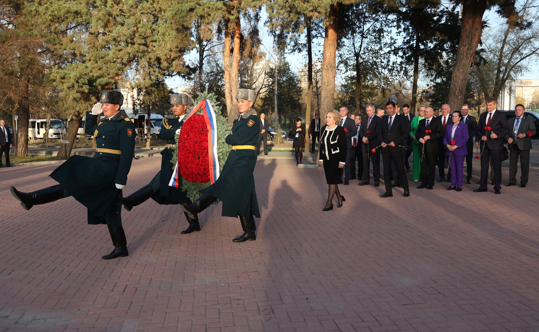 Валентина Матвиенко и члены российской парламентской делегации приняли участие в церемонии возложения цветов к Монументу жертвам блокады Ленинграда в парке Победы имени Д. Асанова