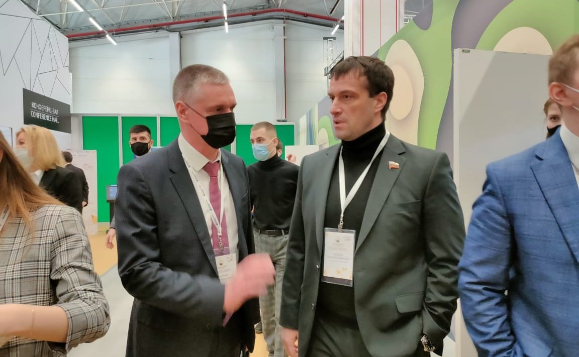 Эдуард Исаков посетил в столице Югры IV Международный молодежный научно-практический форум «Нефтяная столица»