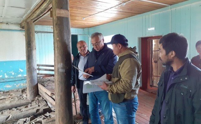 Б. Жамсуев осмотрел объекты, строящиеся в рамках реализации нацпроектов и региональных программ в Агинском районе Забайкалья