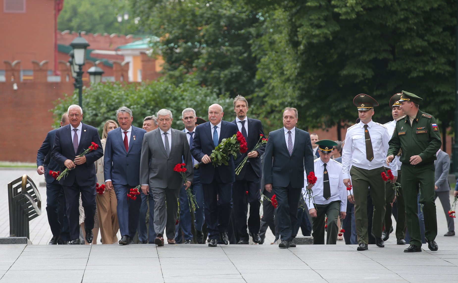 Участие сенаторов РФ в торжественной церемонии возложения венка от Посольства Республики Беларусь в РФ к Могиле неизвестного Солдата и цветов к мемориалам Город-Герой Минск и Брестская Крепость — Герой