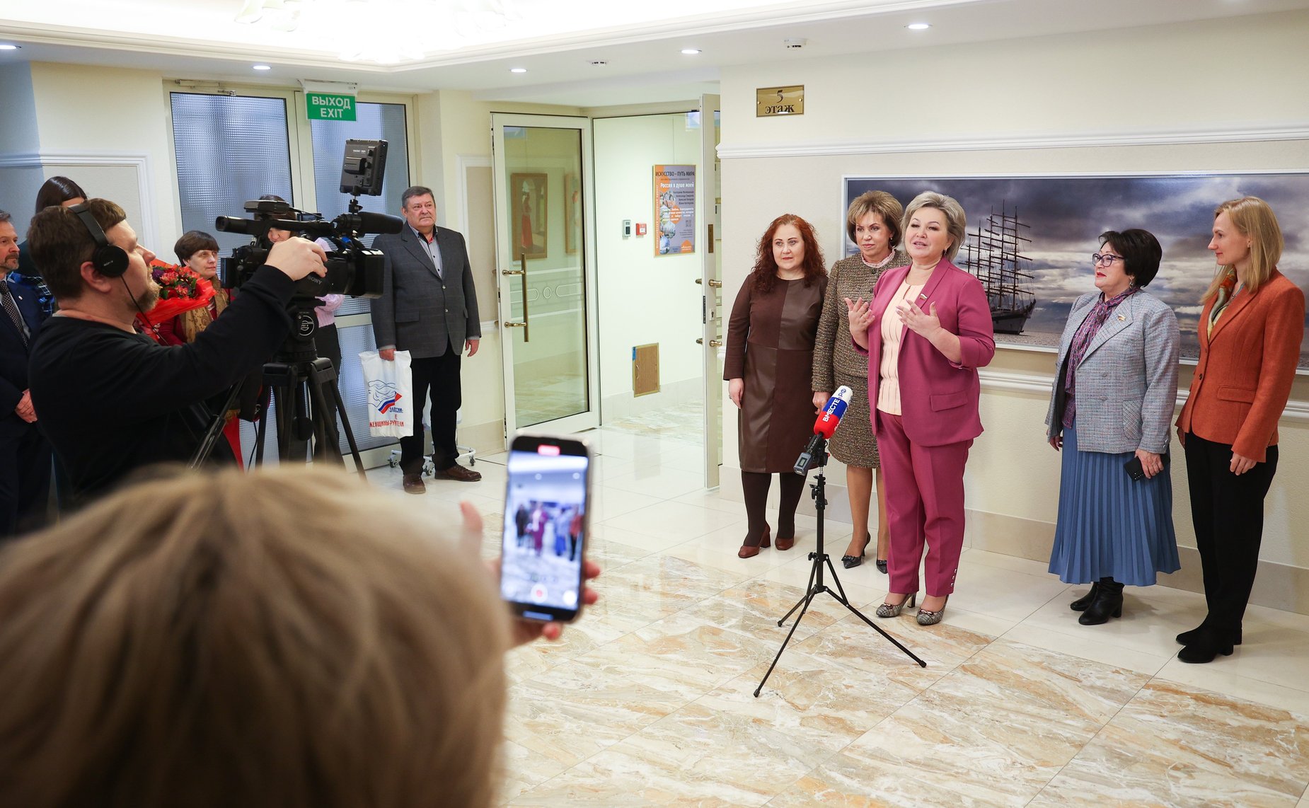 Открытие в Совете Федерации выставки художников современности «Россия в душе моей»