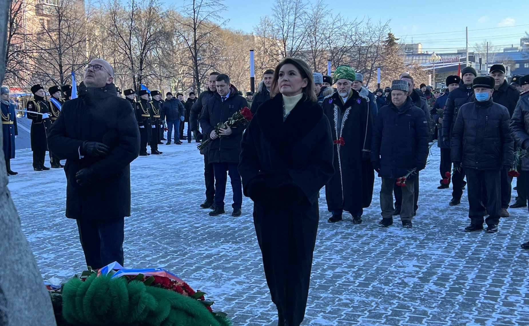 Маргарита Павлова приняла участие в торжественной церемонии возложения венков и цветов к памятнику «Доблестным сынам Отечества» на челябинской Аллее Славы