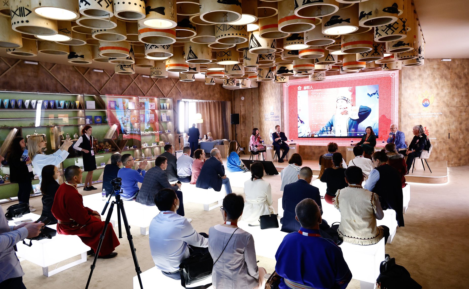 Сессия «Диалог культур коренных народов России и Китая». Сенаторы принимают участие в VIII Восточном экономическом форуме