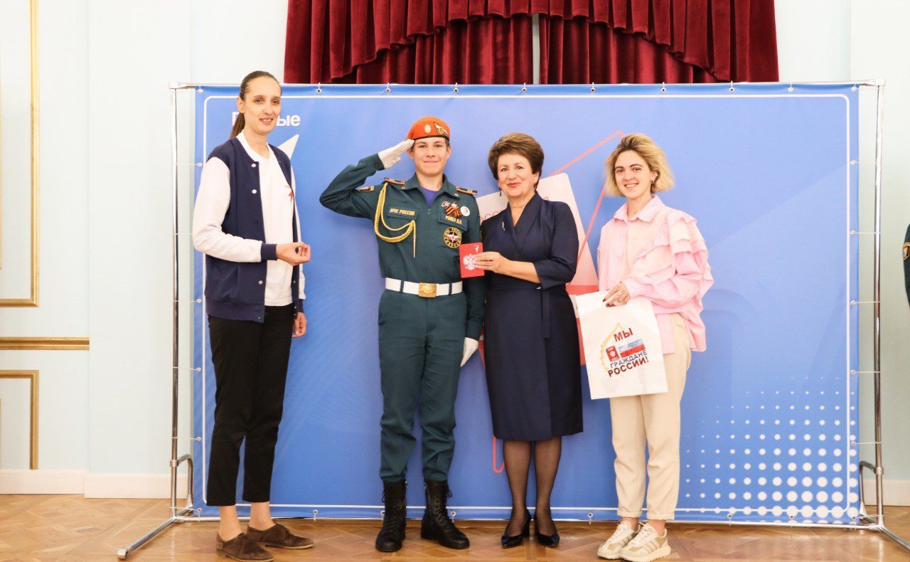 Екатерина Алтабаева вручила паспорта граждан Российской Федерации 16 севастопольским школьникам