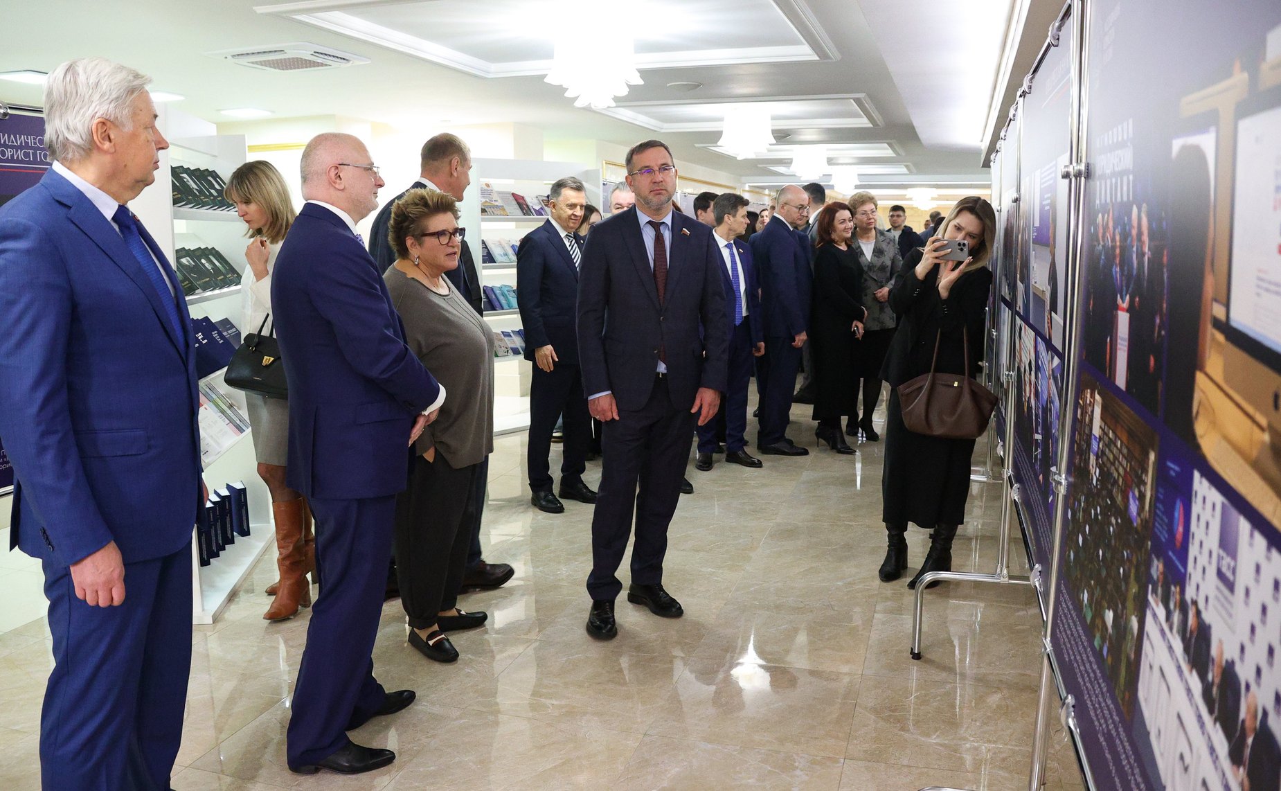 Андрей Клишас открыл выставку, посвященную 20-летию Ассоциации юристов России