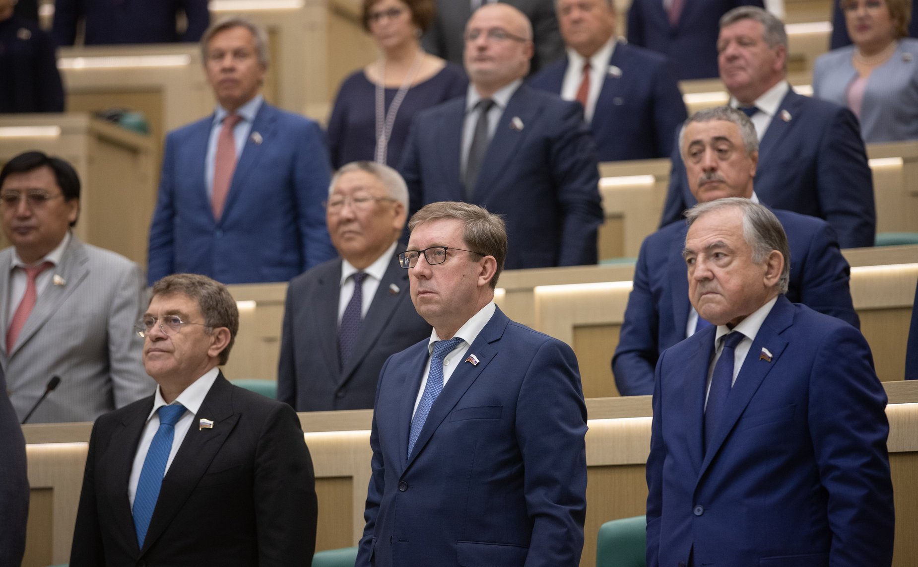 Сенаторы слушают гимн России перед началом 464-го заседания Совета Федерации