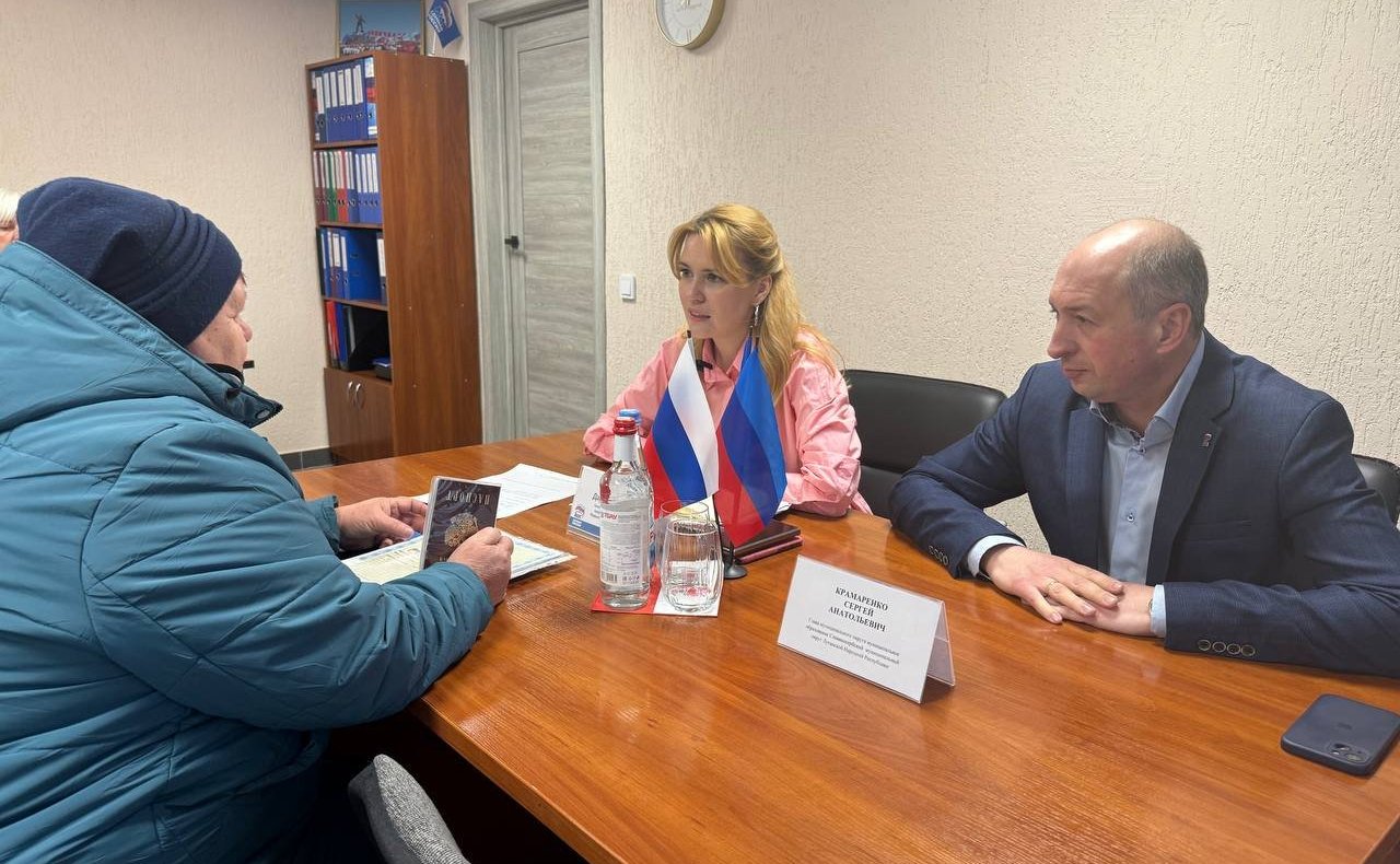 Дарья Лантратова в рамках поездки в регион провела личный прием граждан в г. Славяносербске