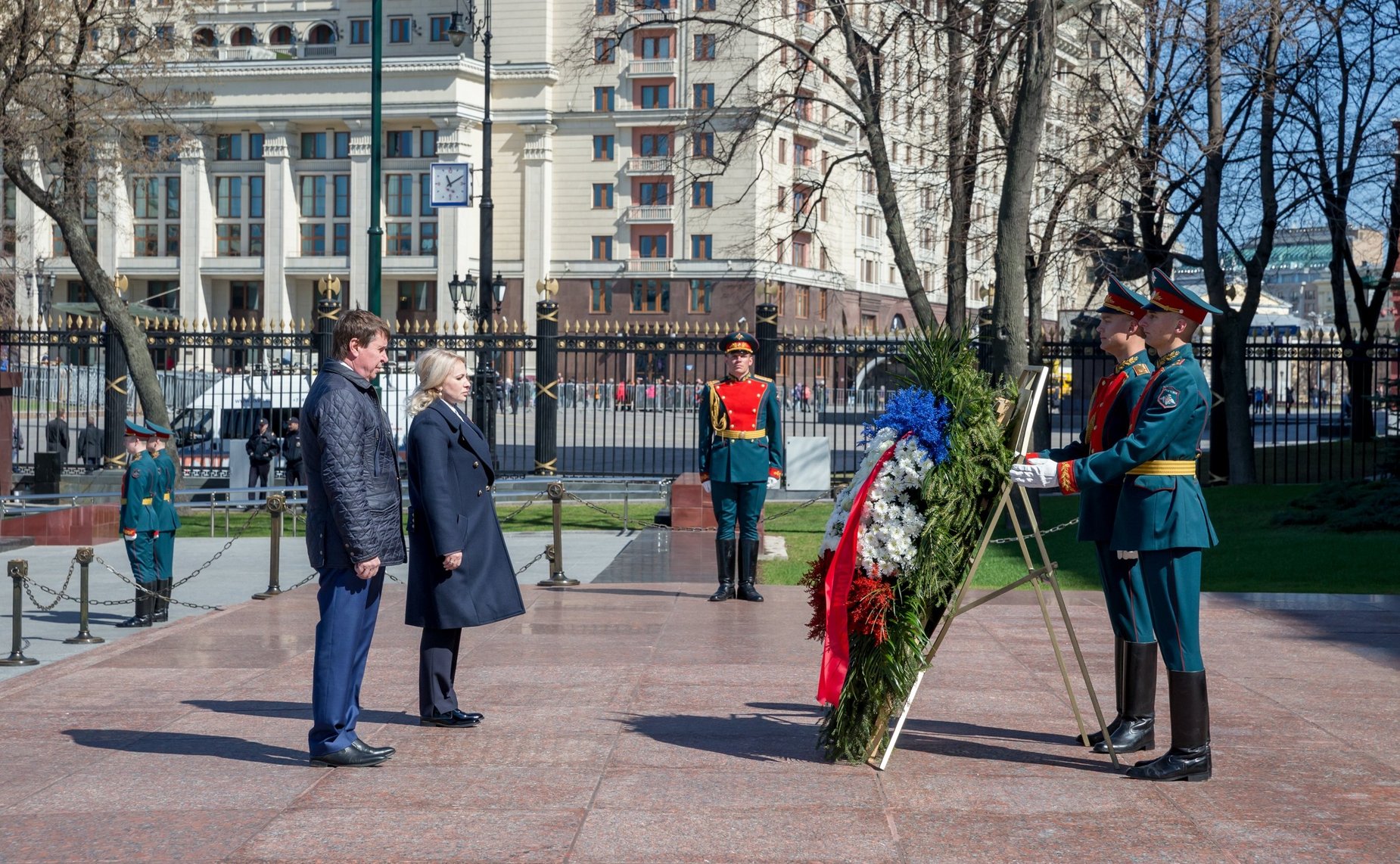С. Цеков и О. Ковитиди приняли участие в возложении венков к могиле Неизвестного солдата в день годовщины освобождения Крыма от немецко-фашистских захватчиков