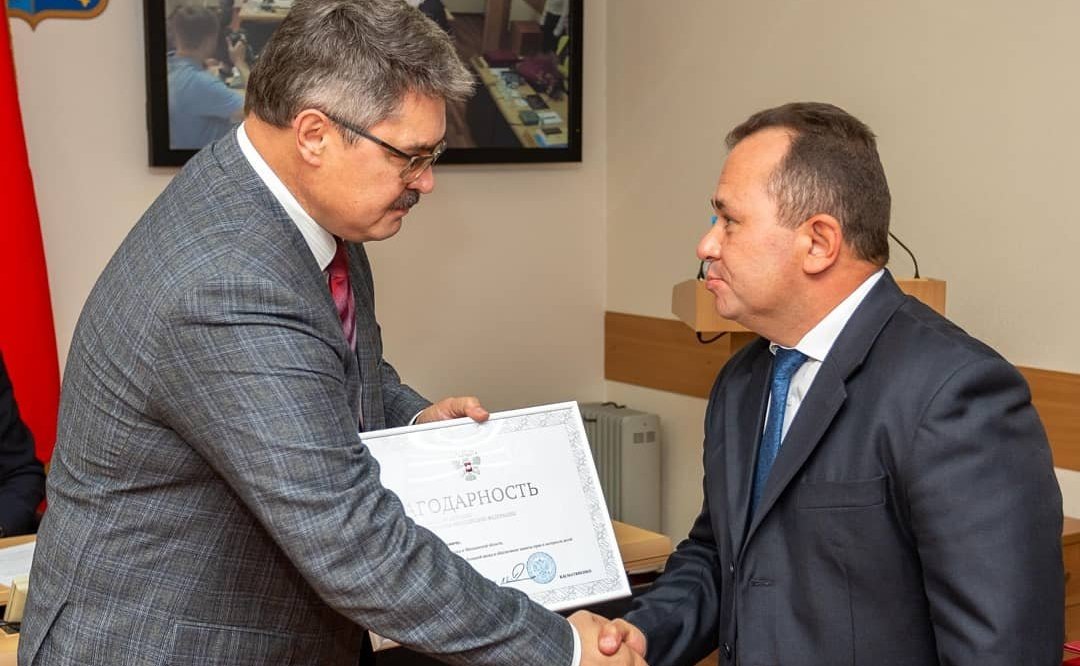 Анатолий Широков на заседании Магаданской областной Думы вручил награды Совета Федерации