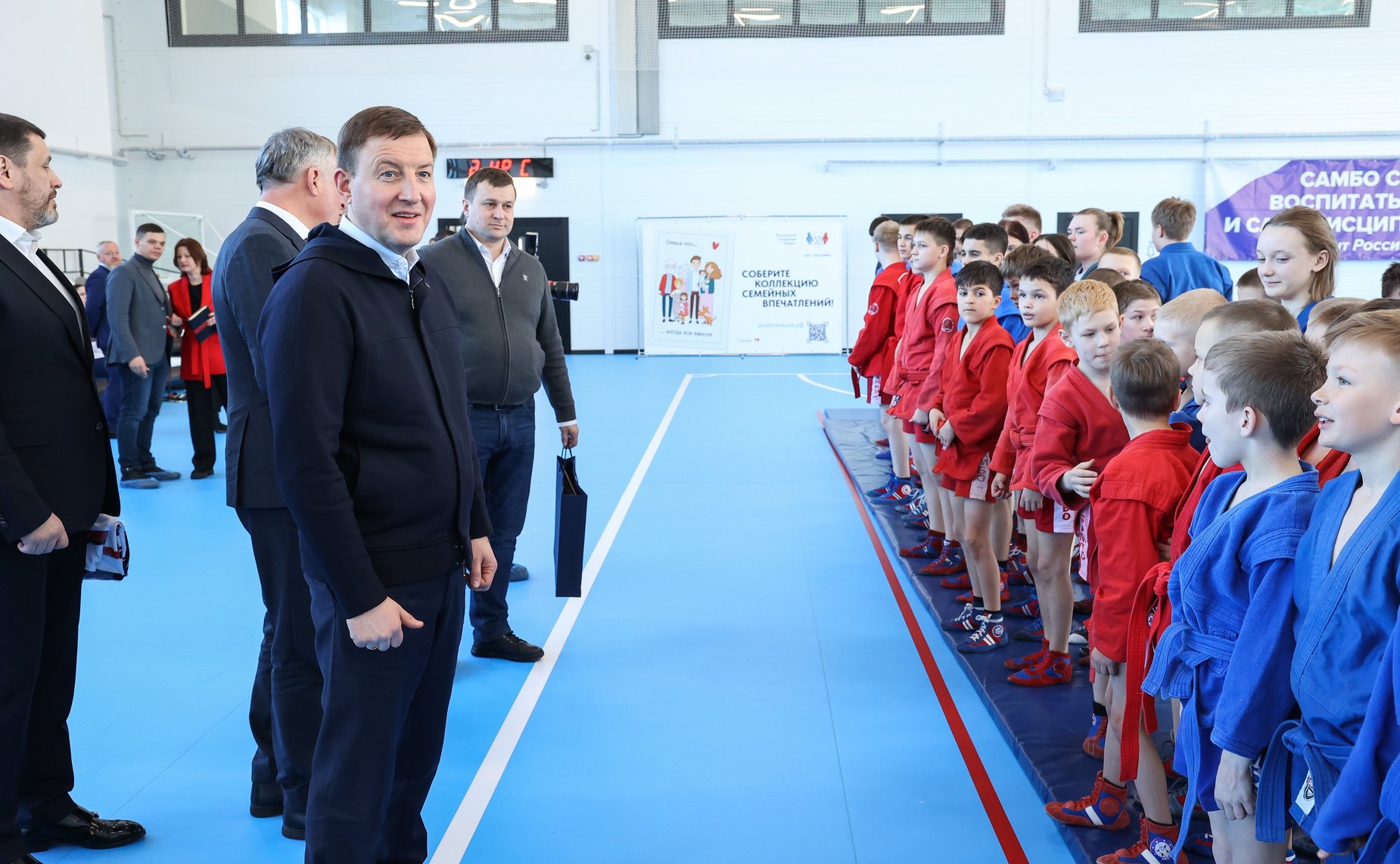 В Еврейской автономной области первый заместитель Председателя СФ Андрей Турчак с губернатором Ростиславом Гольдштейном посетили ФОК «Воин»