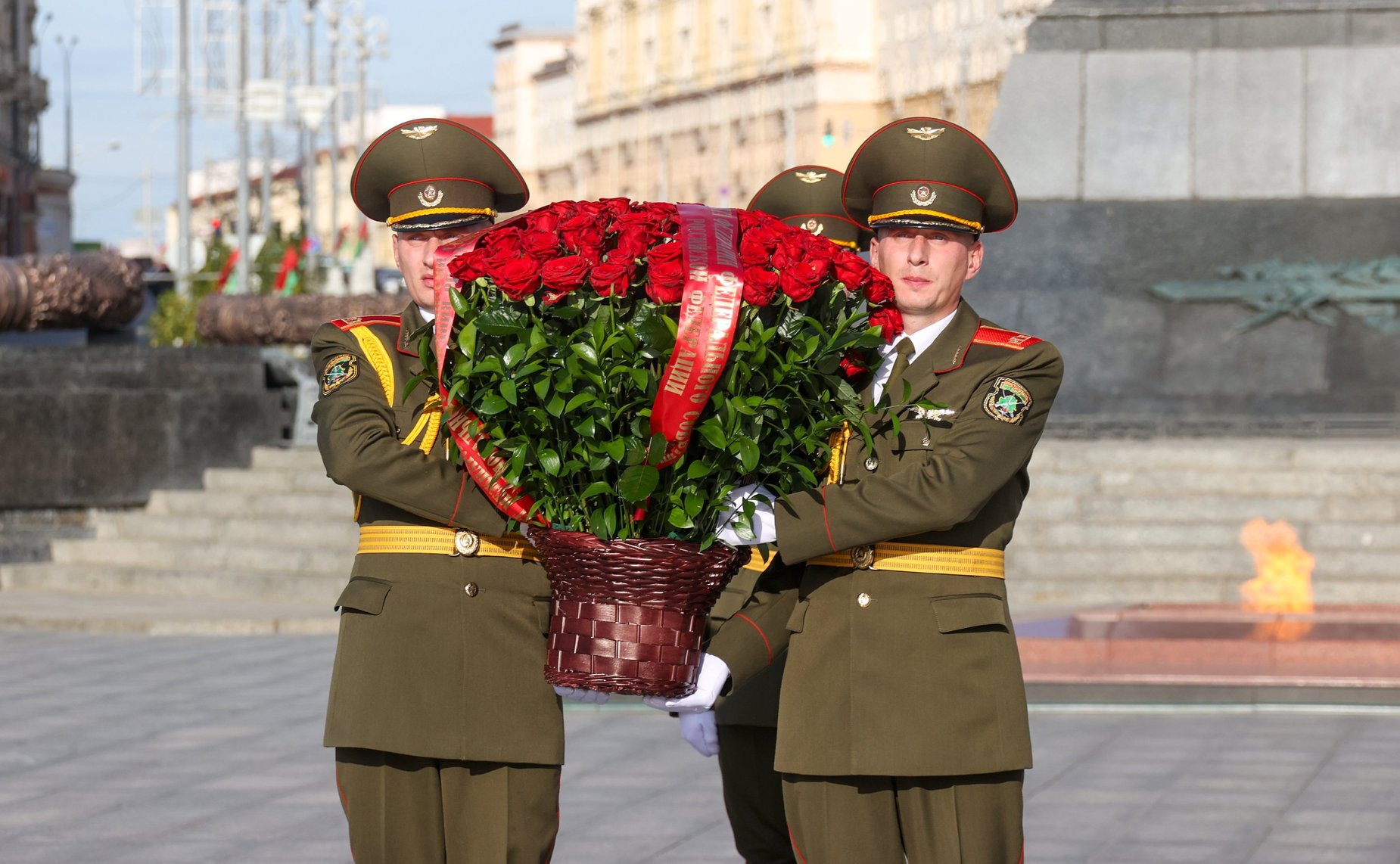 Сенаторы приняли участие в возложении цветов к Монументу Победы (фото: Пресс-служба Совета Республики Национального собрания Беларуси)