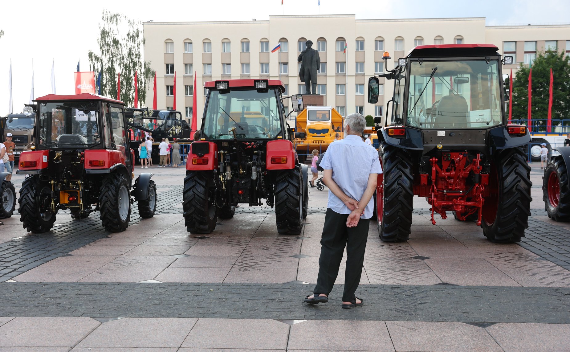 Валентина Матвиенко совместно с Натальей Кочановой открыли ярмарку достижений народного хозяйства Беларуси