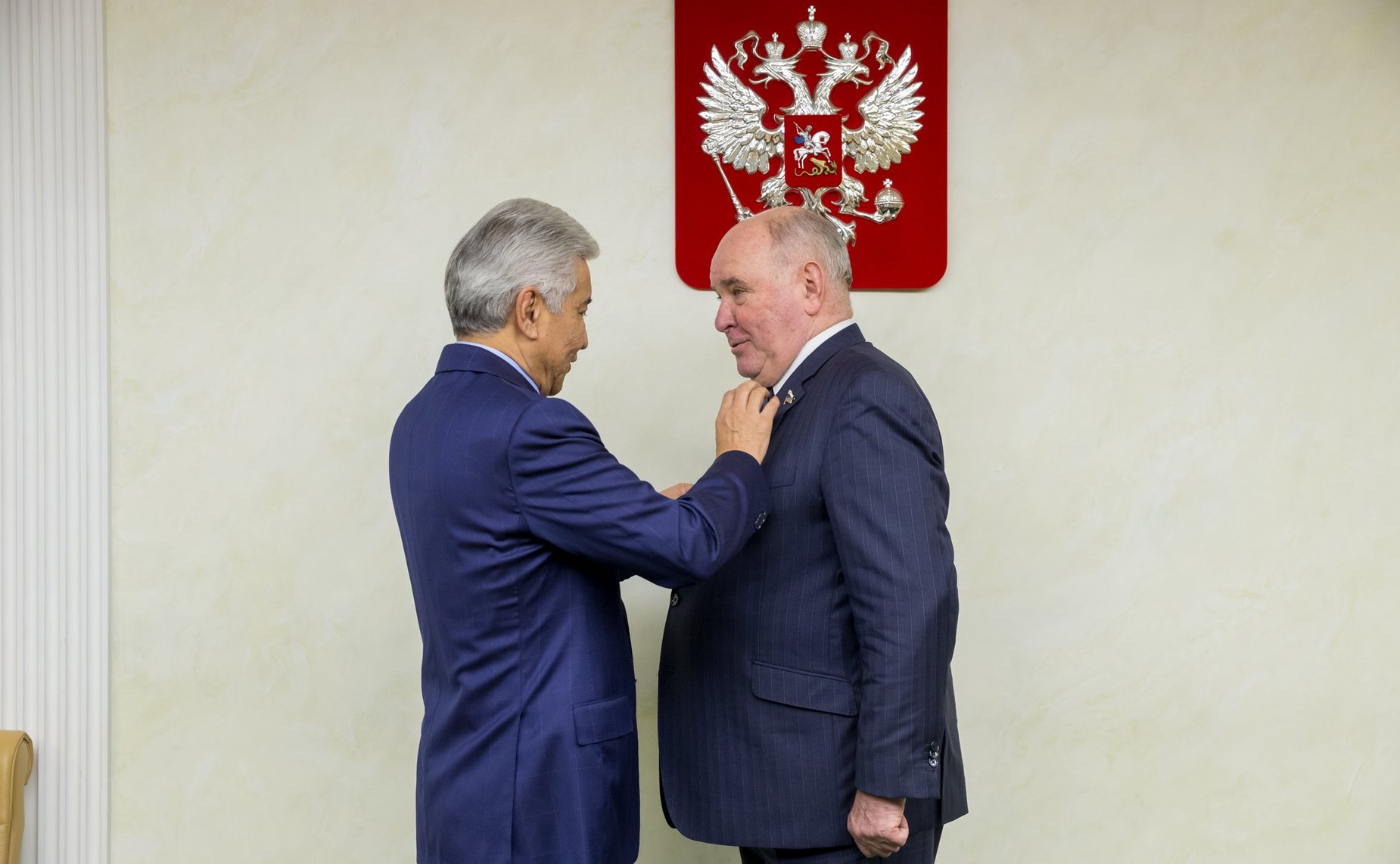Имангали Тасмагамбетов вручил первому заместителю председателя Комитета СФ по международным делам Григорию Карасину орден Достык (Дружба) II степени