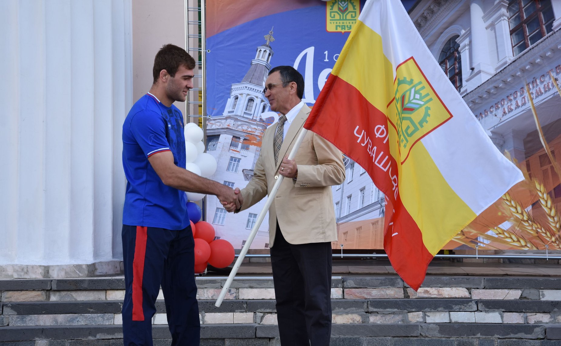 Николай Федоров вручил флаг Чувашского государственного аграрного университета студенту первого курса инженерного факультета