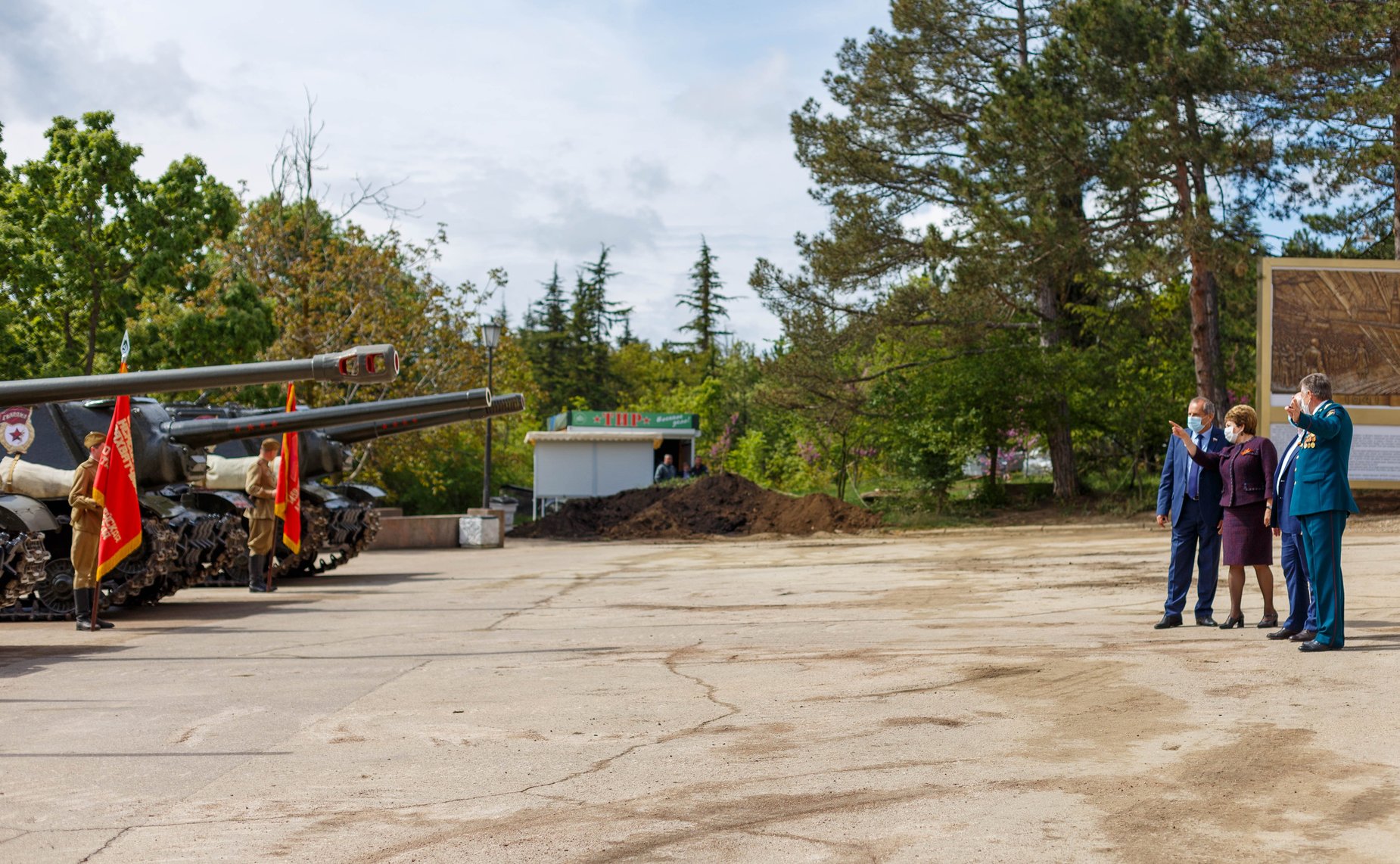Е. Алтабаева и В. Куликов приняли участие в возложении цветов к обелиску Славы на Сапун-горе