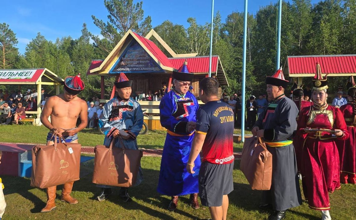 Баир Жамсуев принял участие в мероприятиях XIX открытого чемпионата региона по бурятской борьбе «Барилдаан» — «Большой приз Алханая», посвященном 80-летию Великой Победы и Году защитника Отечества