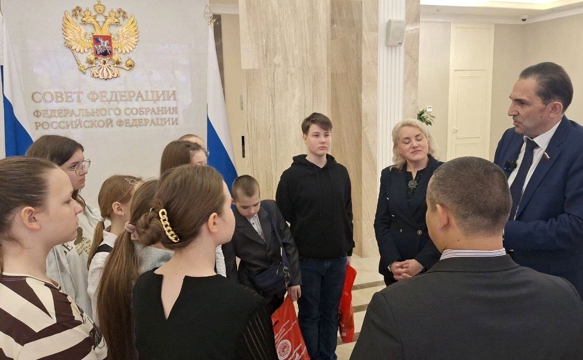 Андрей Хапочкин наградил юных победителей конкурса из Луганской народной республики