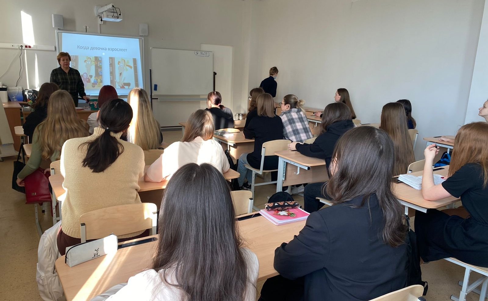 Татьяна Сахарова в рамках региональной недели посетила построенный по национальному проекту «Образование» новый корпус лицея в ЗАТО г. Североморск