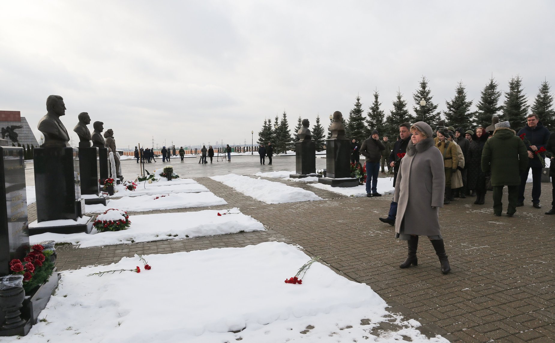 Сенаторы РФ приняли участие в траурном мероприятии, посвященном Дню Неизвестного Солдата