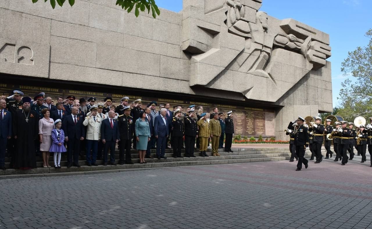 Екатерина Алтабаева приняла участие в церемонии возложения цветов к Вечному огню Мемориала героической обороны Севастополя 1941–1942 годов