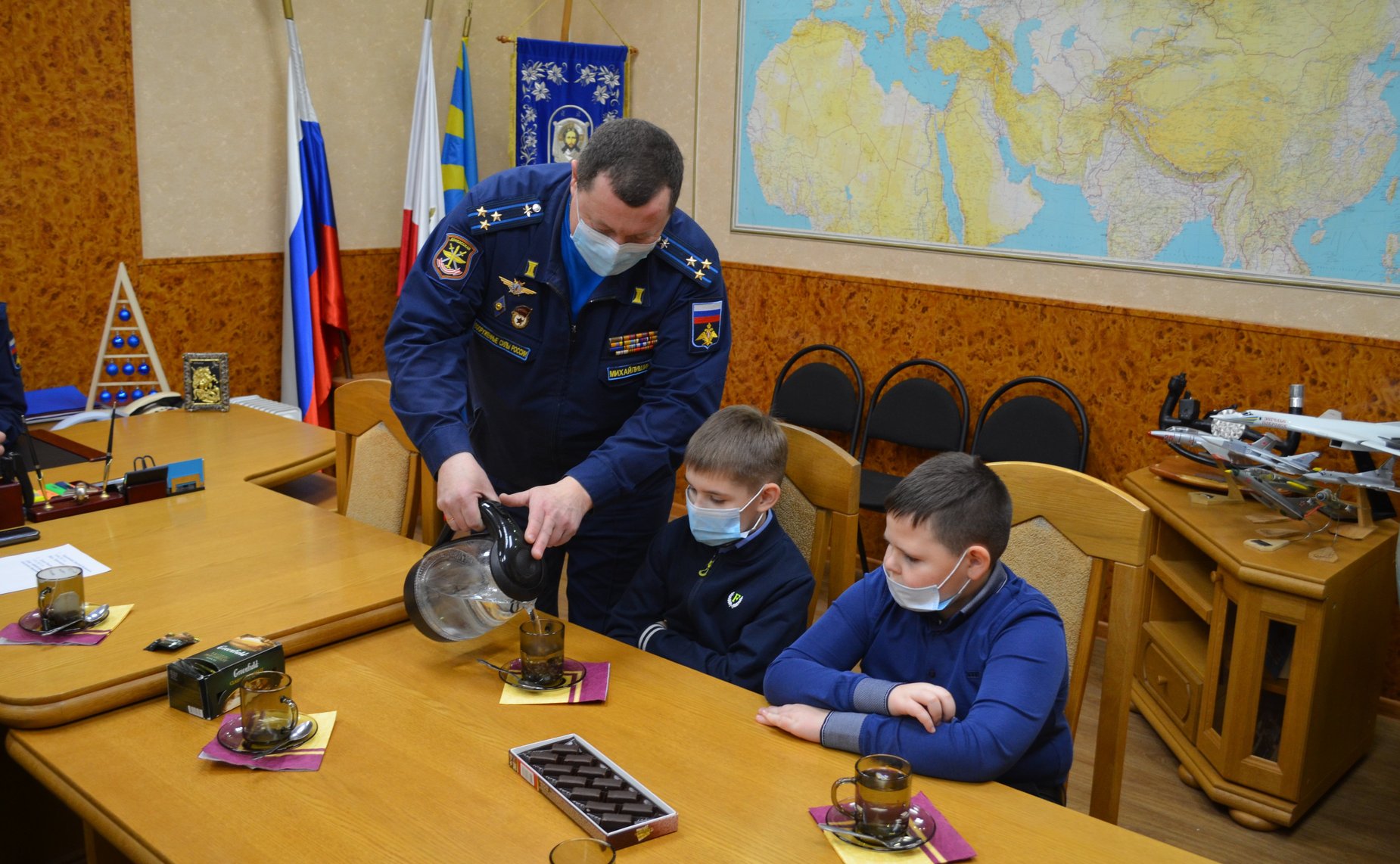 Сергей Аренин поздравил семьи военнослужащих и сотрудников, погибших при исполнении служебного долга, с наступающим Новым годом и Рождеством