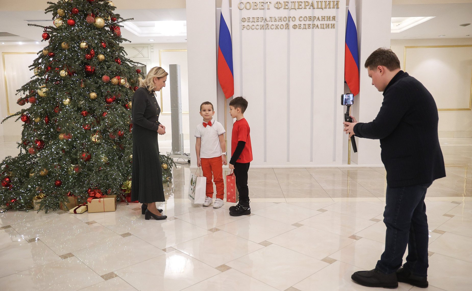 Инна Святенко приняла участие в благотворительной акции «Елка желаний» и исполнила желания юных москвичей