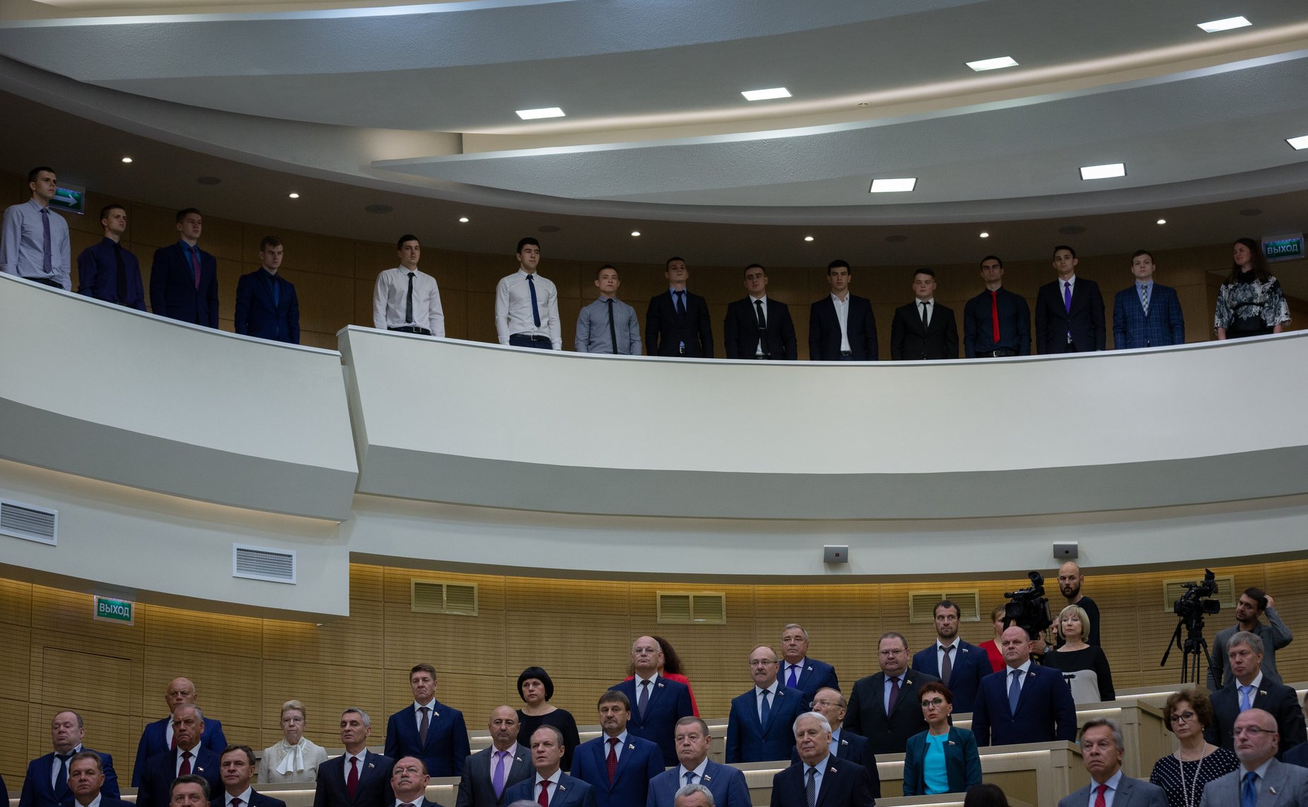 Звучит гимн России перед началом 463-го заседания Совета Федерации