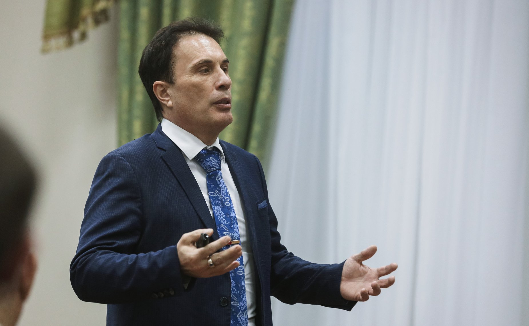 Денис Гусев в ходе работы в регионе провел «круглый стол» в рамках которого был представлен инновационный российский проект по производству арктического дизельного топлива с температурой применения до минус 65°С