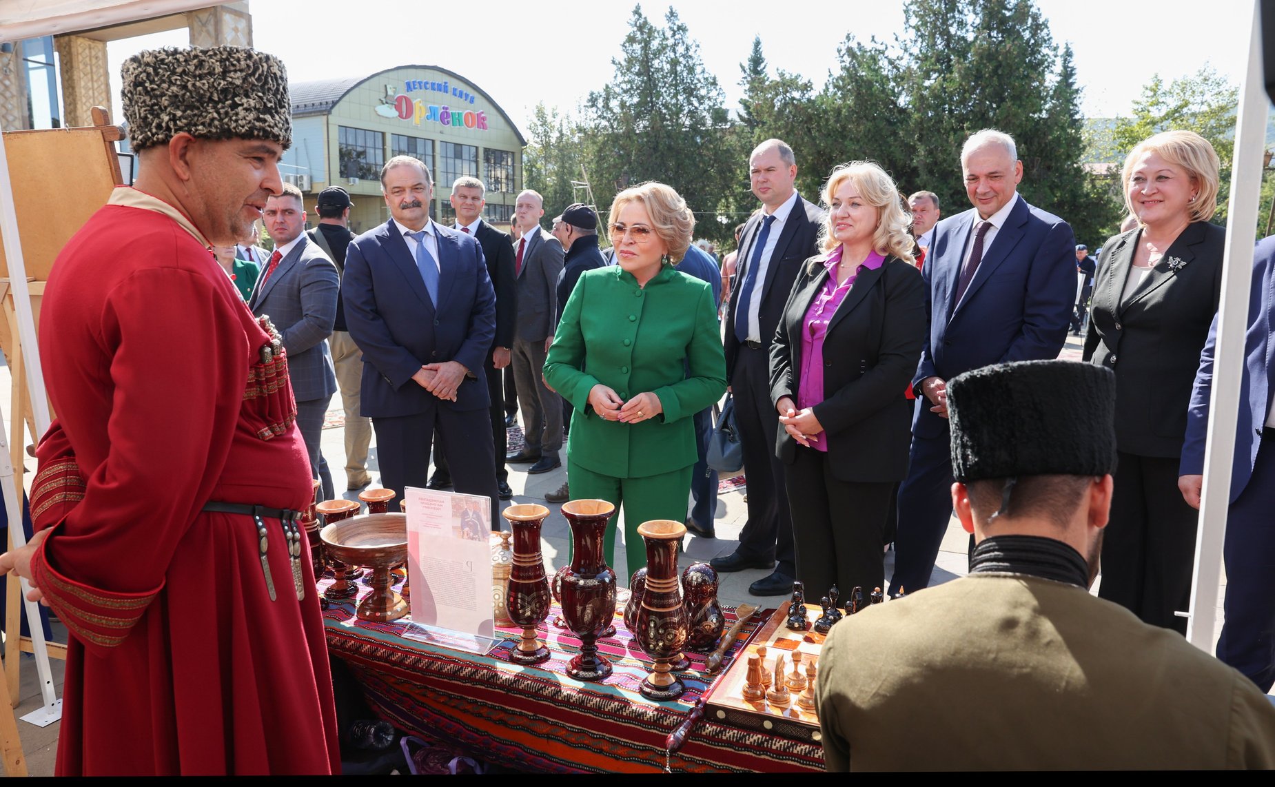 Делегация Совета Федерации во главе с Валентиной Матвиенко осмотрела выставку-ярмарку народных промыслов