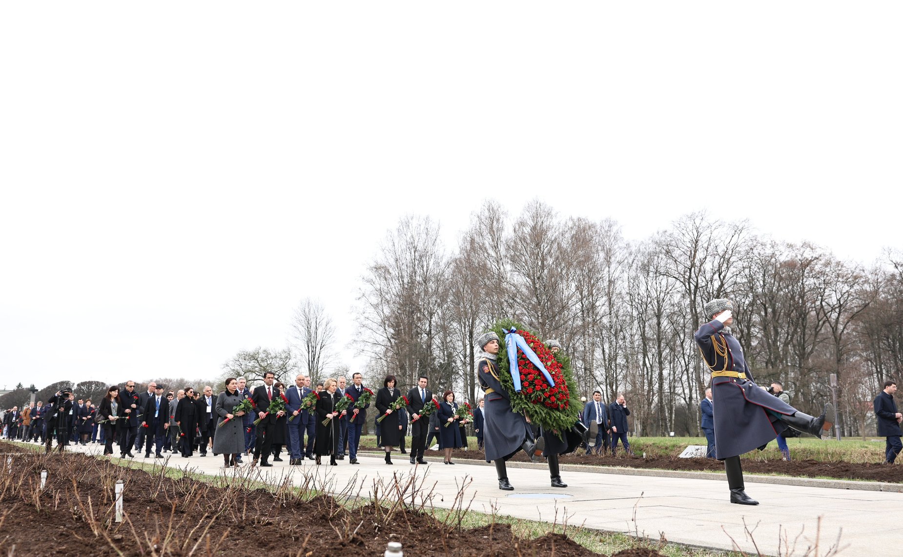 Делегации стран-участниц Межпарламентской Ассамблеи СНГ возложили венки и цветы к Монументу «Мать-Родина» на Пискаревском мемориальном кладбище, а также к памятным плитам государств на Аллее Памяти