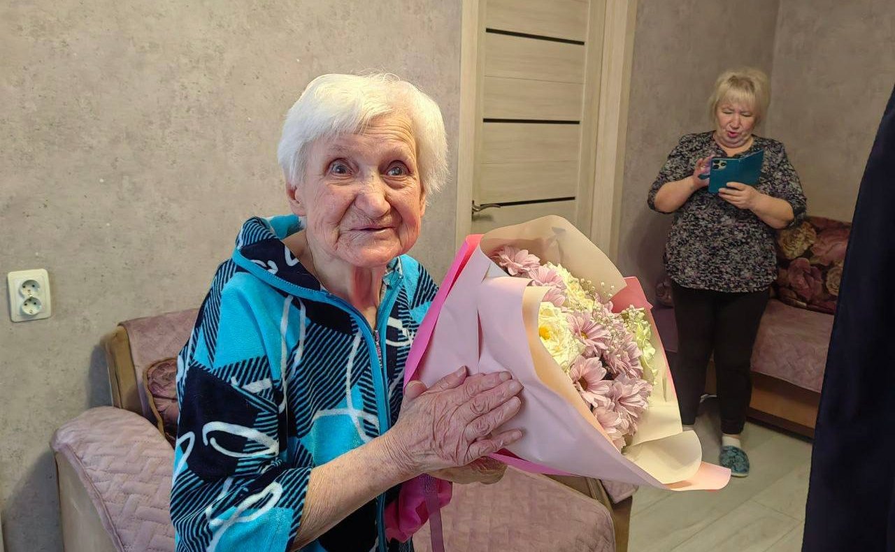 Артем Малащенков навестил и поздравил с Новым годом ветерана Великой Отечественной войны