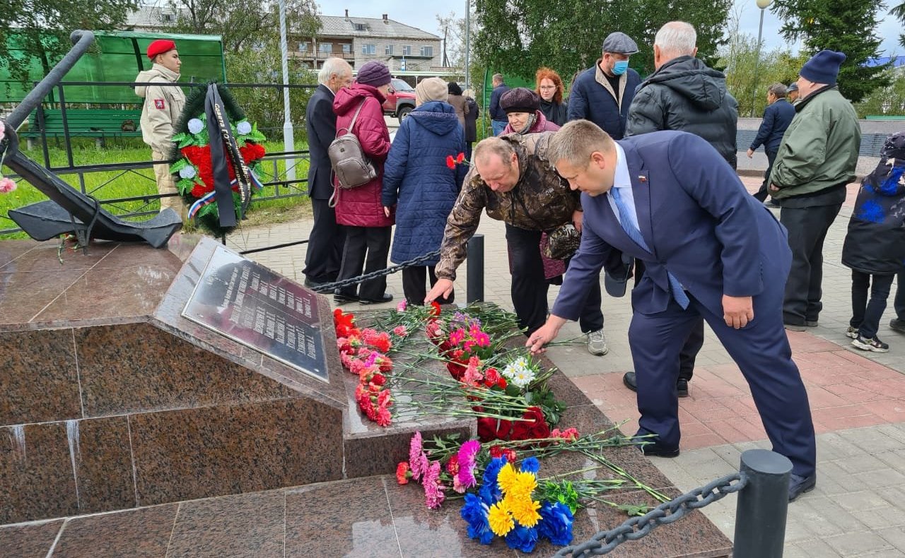 Денис Гусев принял участие в торжественном митинге, посвященном 79-й годовщине гибели экипажа буксирного парохода «Комсомолец». Церемония состоялась в городе Нарьян-Маре