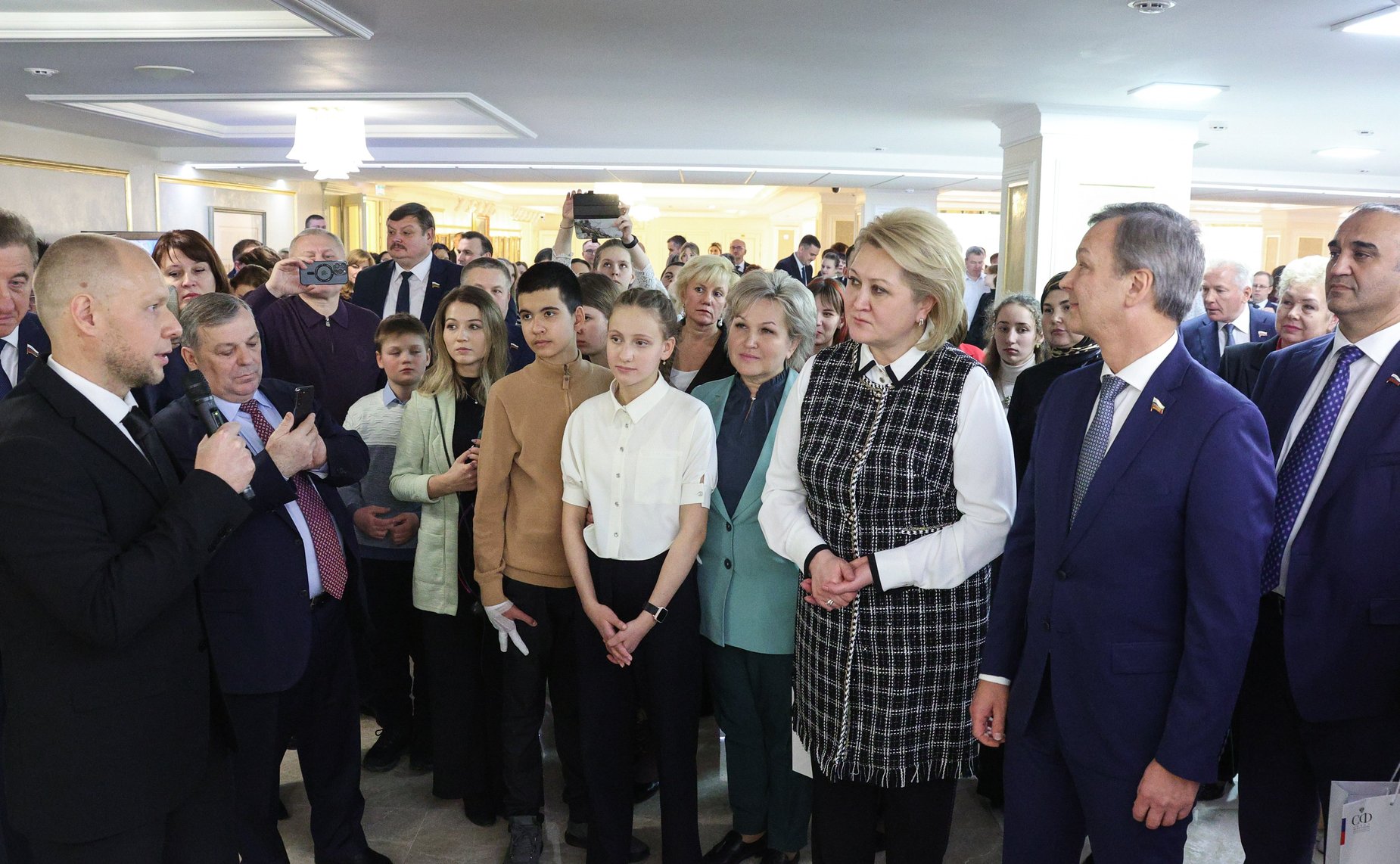 В Совете Федерации открылась выставка картин победителей конкурса детского рисунка, посвященного 80-летию прорыва блокады Ленинграда «Жизнь, деленная на граммы»