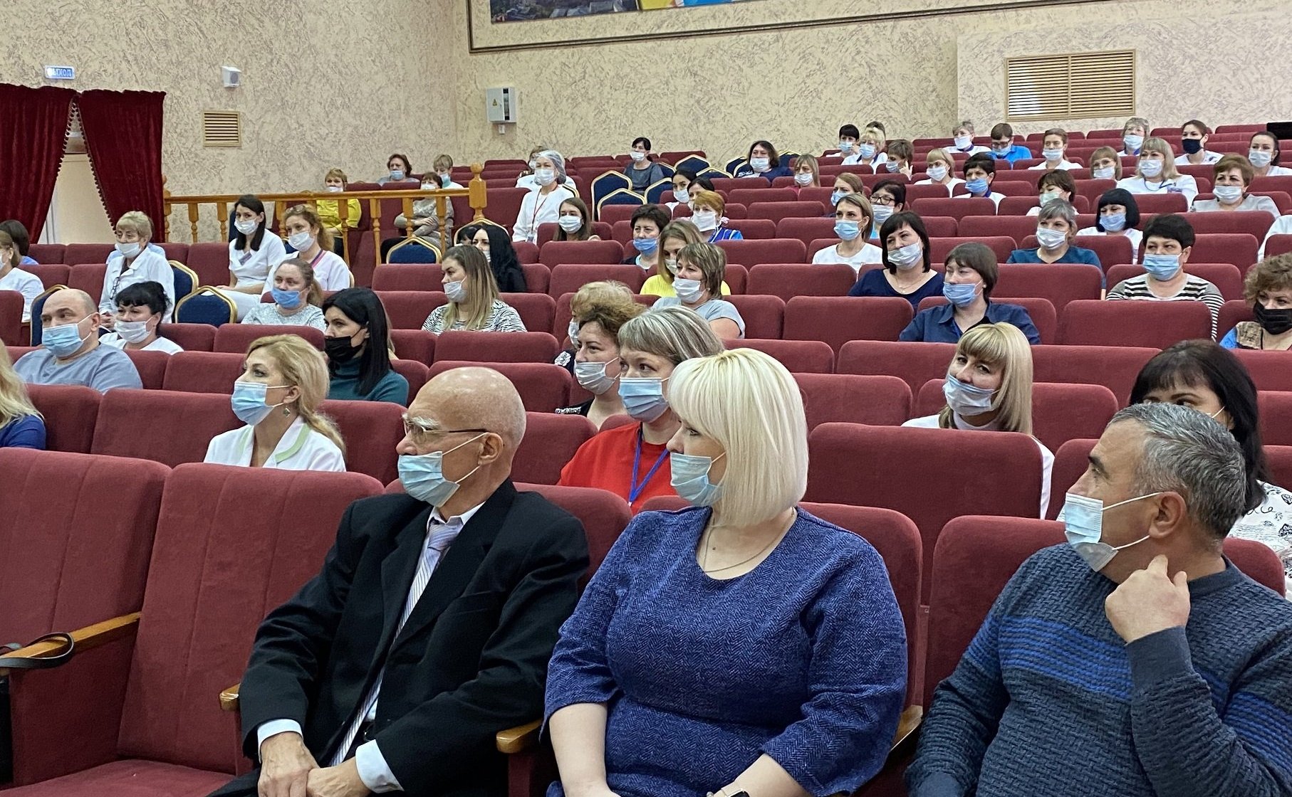 Олег Алексеев провел встречу с коллективом Энгельсского дома-интерната для престарелых и инвалидов